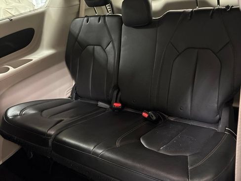 Used 2019 Chrysler Pacifica Touring-L FWD image 23