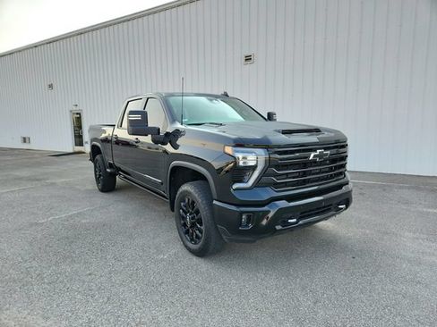 Used 2025 Chevrolet Silverado 2500 High Country w/ Midnight Edition AWD/4WD image 3