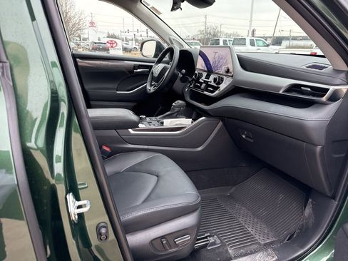 Used 2025 Toyota Highlander Platinum image 17