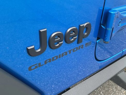 Used 2023 Jeep Gladiator Sport AWD/4WD image 13