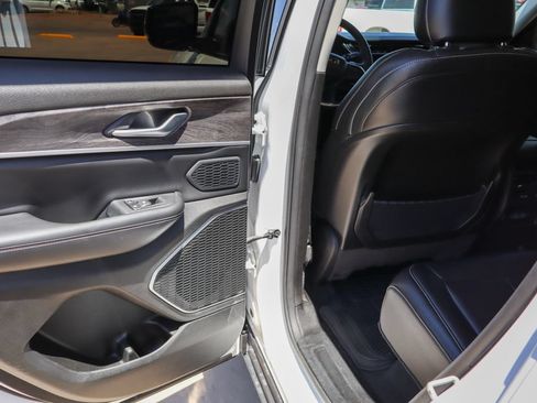 Used 2023 Jeep Grand Cherokee Limited w/ Black Appearance Package AWD/4WD image 12