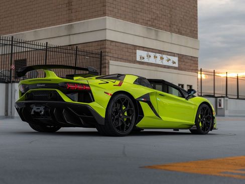 Used 2021 Lamborghini Aventador SVJ AWD/4WD image 7