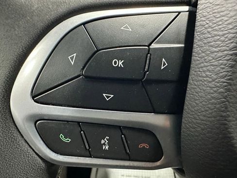 Used 2023 Chrysler Pacifica Touring-L image 19