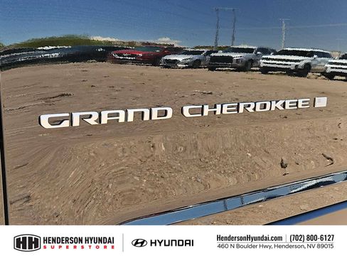 Used 2025 Jeep Grand Cherokee Limited w/ Luxury Tech Group II AWD/4WD image 12