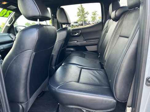 Used 2020 Toyota Tacoma TRD Sport w/ TRD Premium Sport Package AWD/4WD image 27