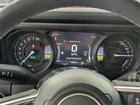 Used 2025 Jeep Wrangler Unlimited Sahara w/ Safety Group image 16