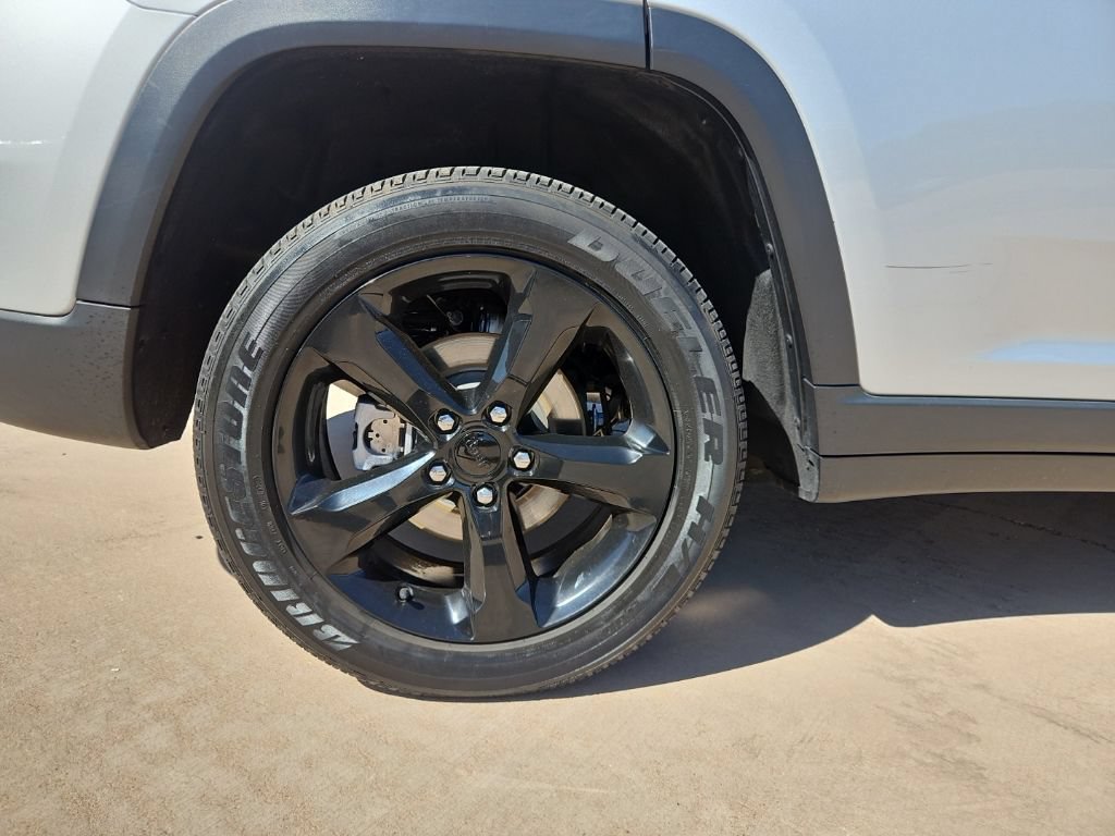 Used 2023 Jeep Grand Cherokee Altitude AWD/4WD image 9