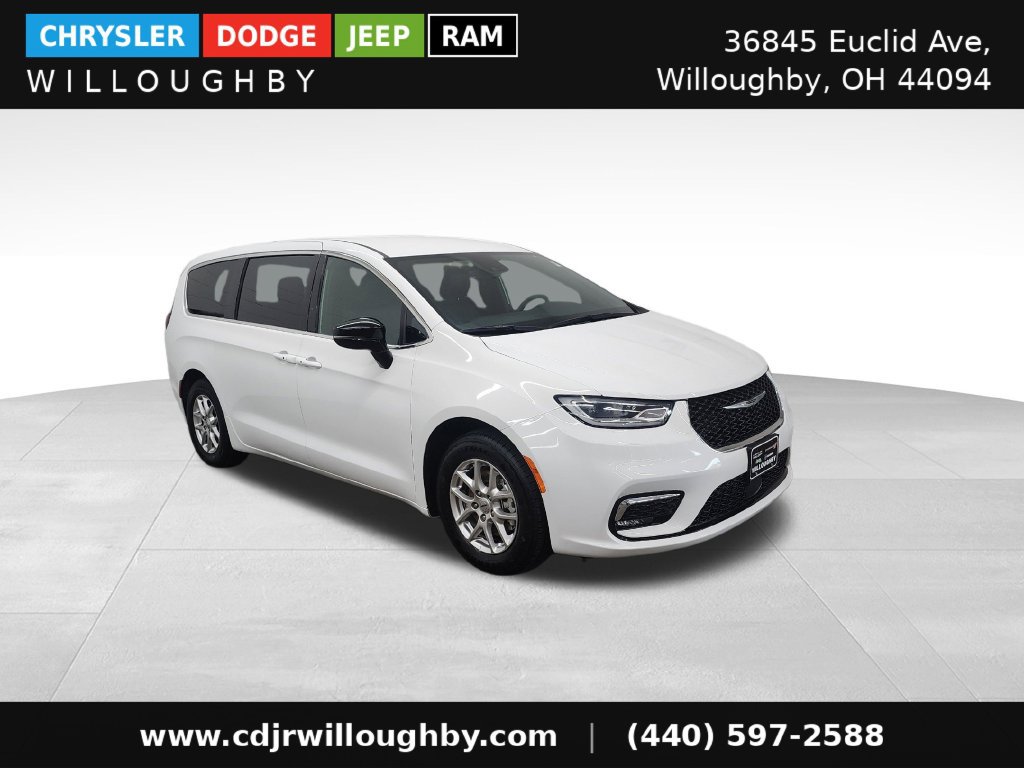 Used 2025 Chrysler Pacifica Select FWD image 3
