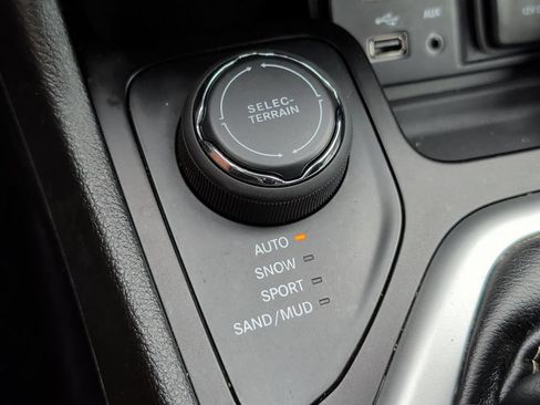 Used 2018 Jeep Cherokee Latitude Plus w/ Cold Weather Group AWD/4WD image 46
