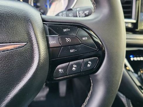 Used 2025 Chrysler Pacifica Limited image 19