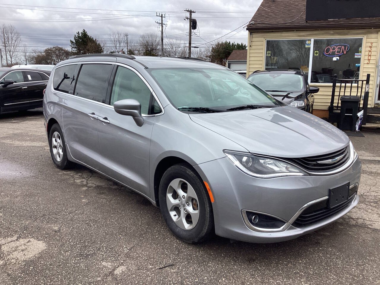 Used 2018 Chrysler Pacifica Touring Plus FWD image 2
