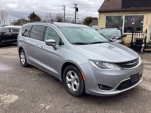 Used 2018 Chrysler Pacifica Touring Plus FWD image 2