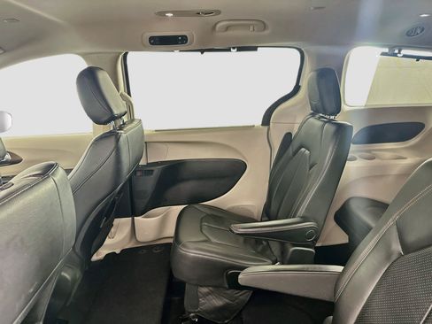 Used 2019 Chrysler Pacifica Touring-L FWD image 31