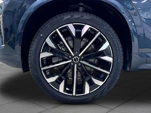 New 2026 Volvo XC90 B5 Plus w/ Protection Package Premier AWD/4WD image 16