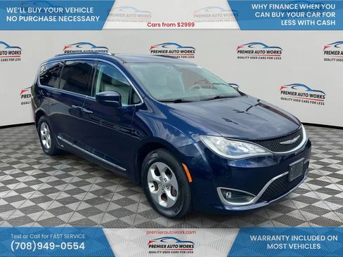 Used 2017 Chrysler Pacifica Touring-L Plus FWD image 3