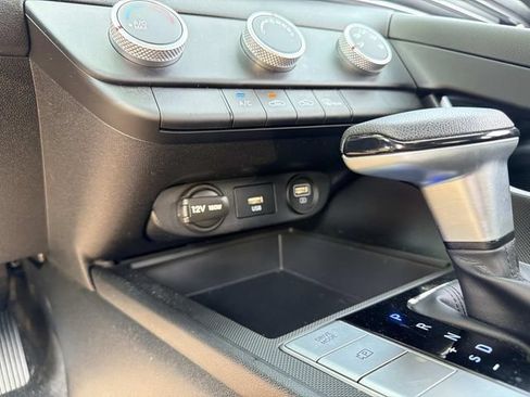 Used 2023 Hyundai Elantra SE w/ Preferred Accessory Package FWD image 22