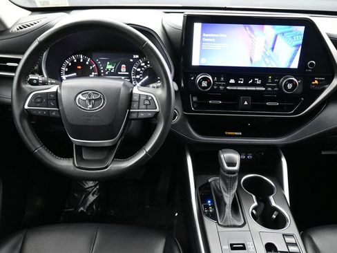 Used 2023 Toyota Highlander XLE image 5