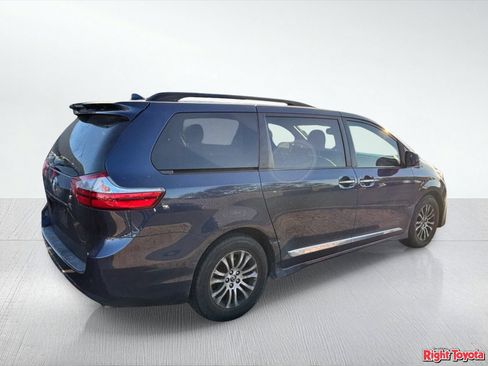 Used 2018 Toyota Sienna XLE w/ XLE Navigation Package FWD image 5