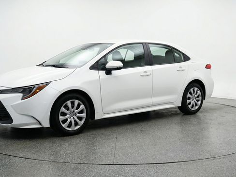 Used 2025 Toyota Corolla LE image 3