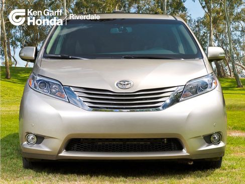 Used 2017 Toyota Sienna XLE Premium FWD image 1