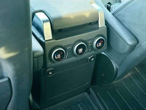 Used 2019 Land Rover Discovery HSE image 25