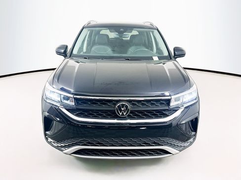 Used 2023 Volkswagen Taos SE FWD image 2