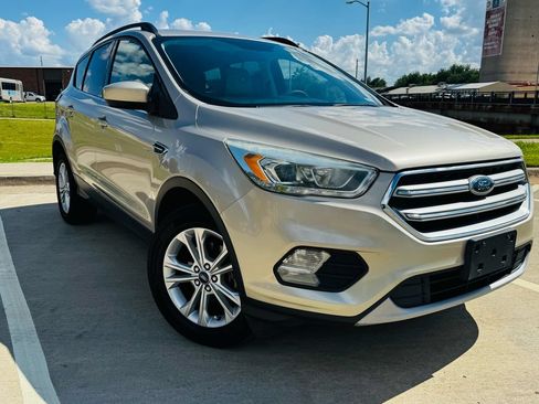 Used 2017 Ford Escape SE w/ Equipment Group 201A FWD image 4