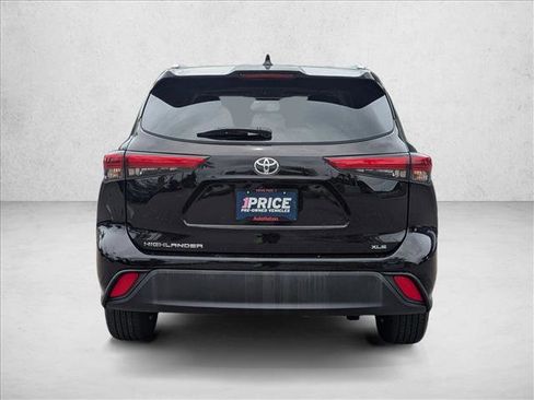 Used 2022 Toyota Highlander XLE image 7