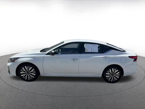 Used 2025 Nissan Altima 2.5 SV FWD image 8