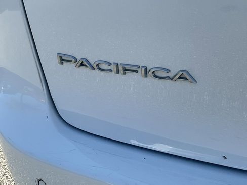 Used 2024 Chrysler Pacifica Select image 21