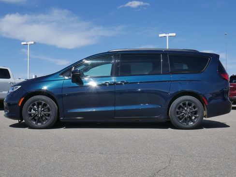 Used 2021 Chrysler Pacifica Touring-L w/ S Appearance Package FWD image 3
