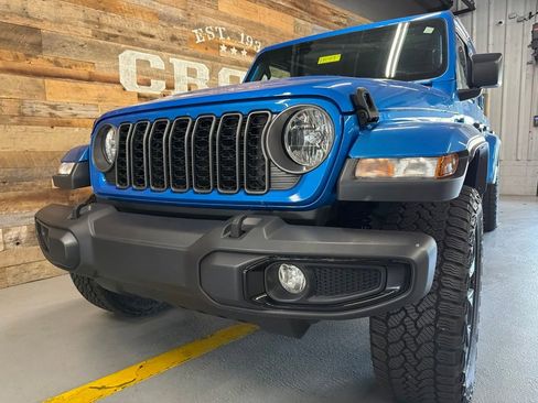 Used 2025 Jeep Gladiator Sport AWD/4WD image 8