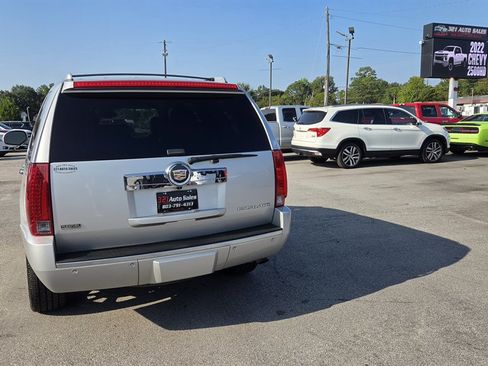 Used 2011 Cadillac Escalade 2WD image 4