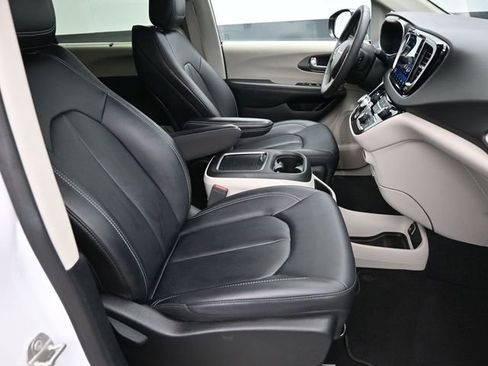 Used 2024 Chrysler Pacifica Touring-L image 12