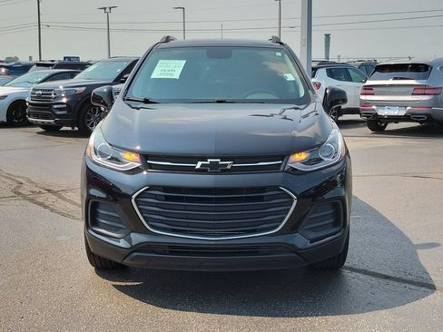 Used 2022 Chevrolet Trax LT w/ Premium Seat Package AWD/4WD image 2