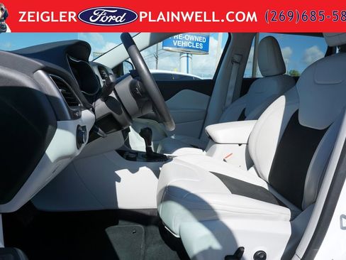 Used 2021 Jeep Cherokee Latitude Plus AWD/4WD image 16