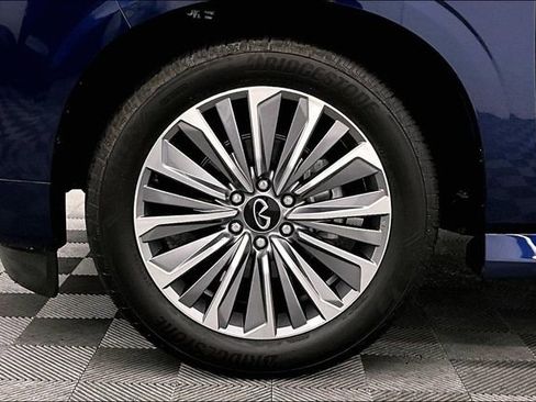 Used 2025 INFINITI QX80 Sensory image 10