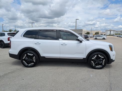 Used 2024 Kia Telluride EX w/ EX Captain's Chair Package FWD image 4