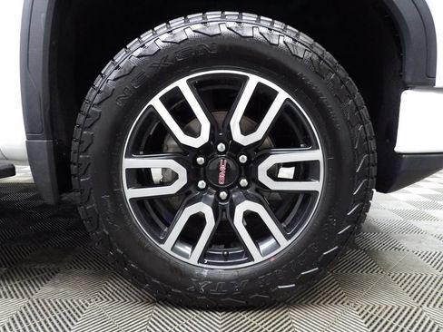 Used 2025 GMC Sierra 1500 AT4 w/ Technology Package AWD/4WD image 11