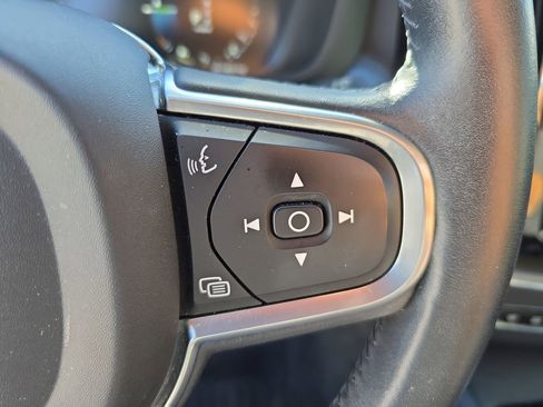 Used 2019 Volvo XC60 T8 Momentum w/ Premium Package image 22