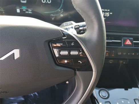 Used 2024 Kia Niro SX Touring image 18