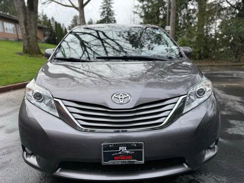 Used 2013 Toyota Sienna XLE w/ Premium Pkg image 2