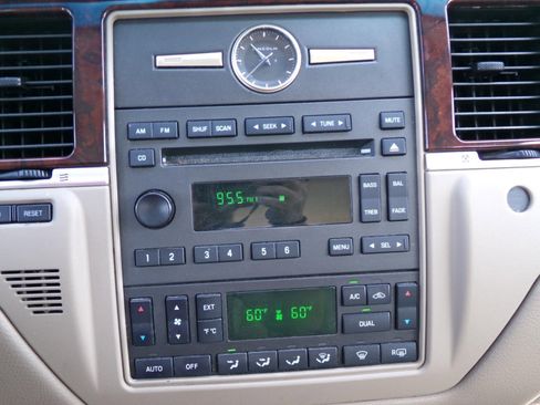 Used 2007 Lincoln Town Car Signature RWD image 9