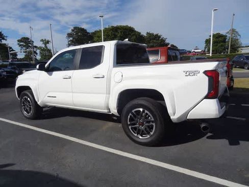 Used 2025 Toyota Tacoma TRD Sport w/ TRD Sport Upgrade Package AWD/4WD image 3
