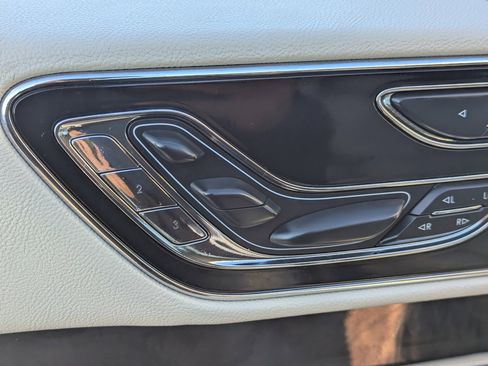 Used 2018 Lincoln Navigator Reserve image 21