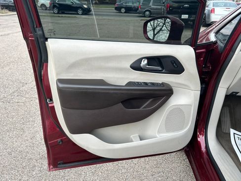 Used 2020 Chrysler Pacifica Touring-L image 12