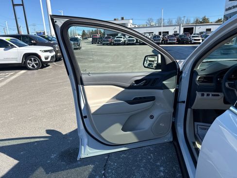 Certified 2023 GMC Acadia Denali image 17