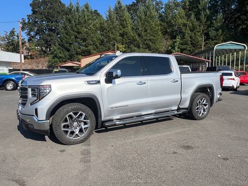 Used 2022 GMC Sierra 1500 SLT w/ SLT Premium Plus Package AWD/4WD image 4