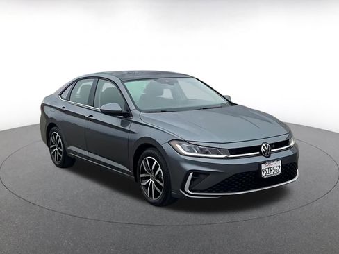 Used 2025 Volkswagen Jetta SE image 3