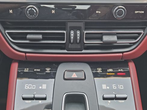 Certified 2024 Porsche Macan S AWD/4WD image 19